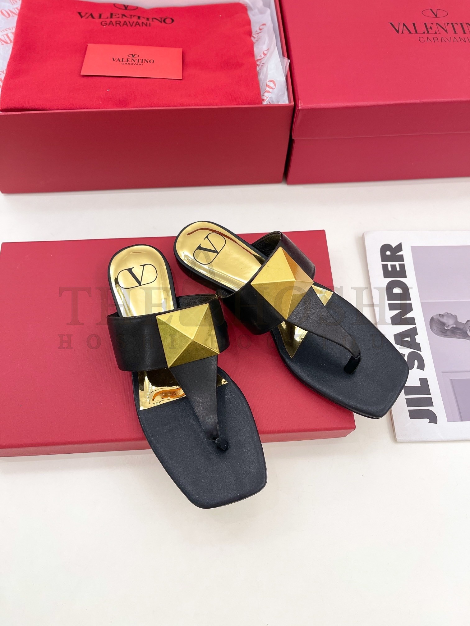Va1e*ntin0 One Stud Flat Thong Sandals In Black Calfskin Master Quality