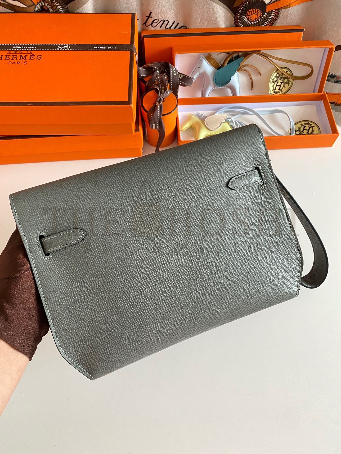 H**me5 Kelly Depeches 25 Pouch in Vert Amande Epsom Calfskin Master Quality