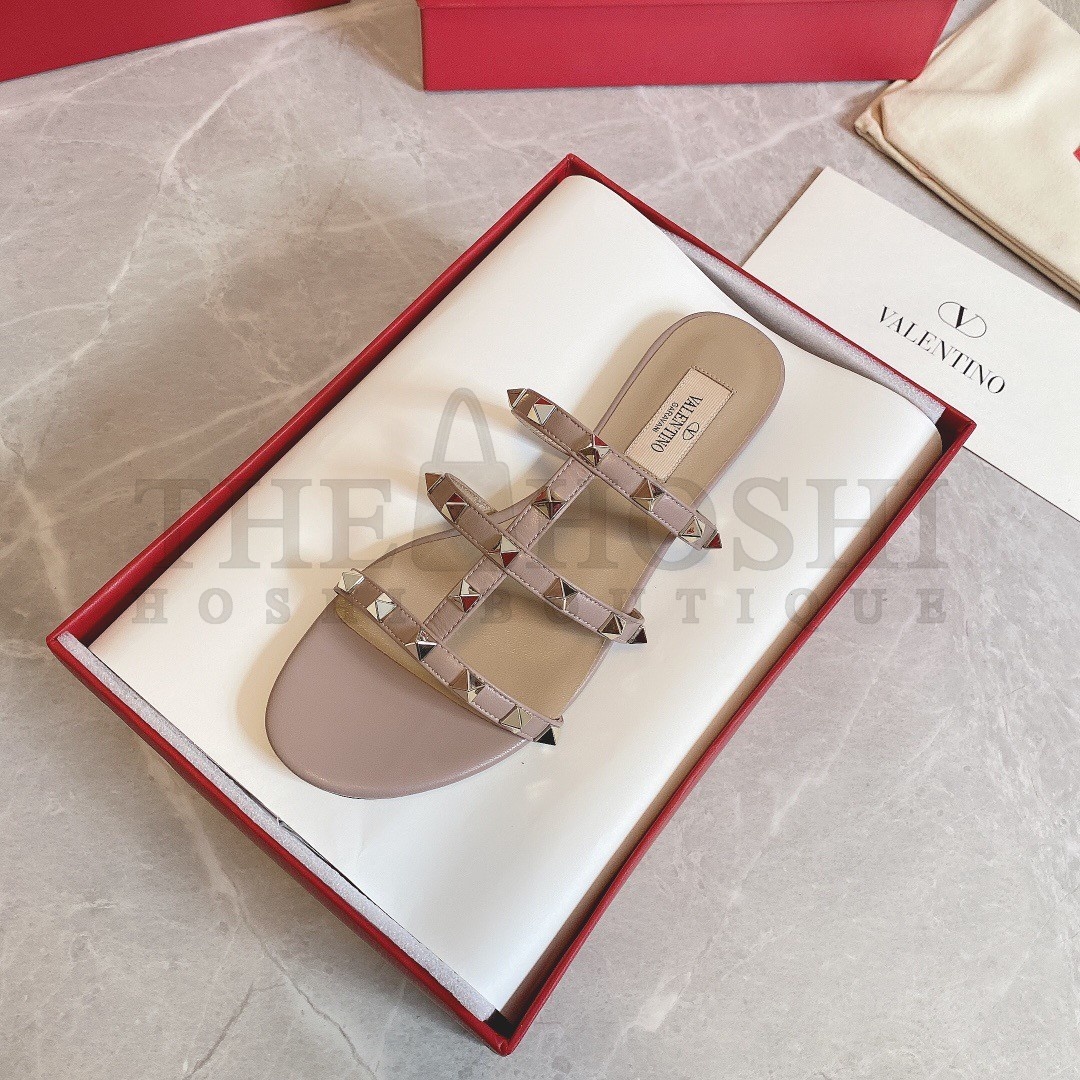 Va1e*ntin0 Garavani Rockstud Flat Sandals In Poudre Calfskin Master Quality