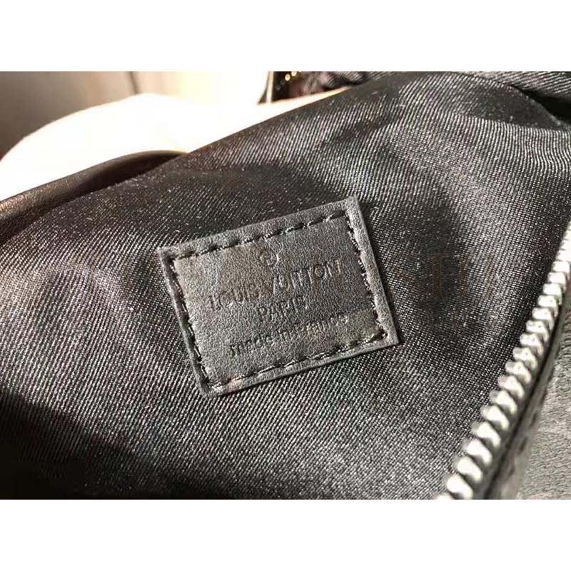 L0vis Vvtt0n LV Men Discovery Bumbag in Monogram Eclipse Canvas-Grey Master Quality