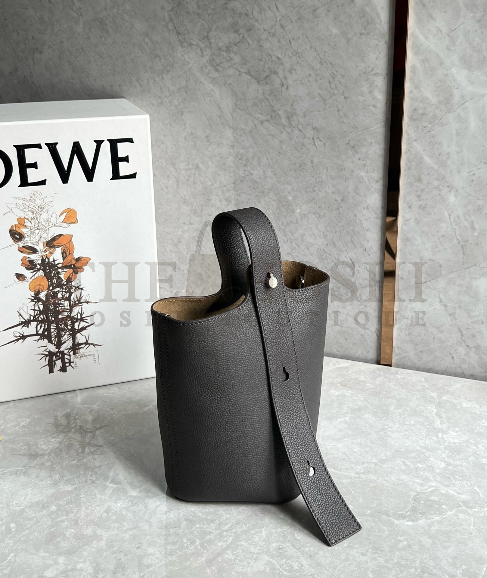 L0ew* Mini Pebble Bucket Bag in Black Grained Leather Master Quality