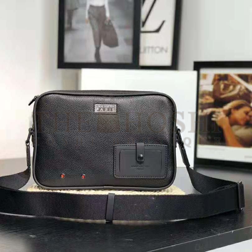 L0vis Vvtt0n LV Men Alpha Messenger in Dark Silver Taurillon Leather-Black Master Quality