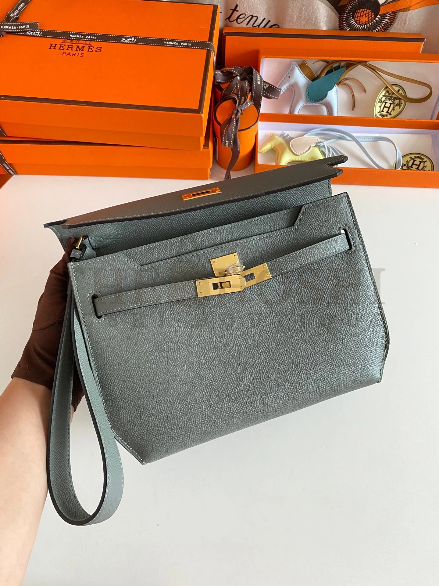 H**me5 Kelly Depeches 25 Pouch in Vert Amande Epsom Calfskin Master Quality