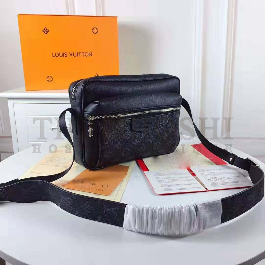 L0vis Vvtt0n LV Men Outdoor Messenger Bag in Taïga Leather with Monogram Canvas-Black Master Quality